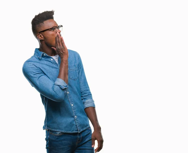 Joven Afroamericano Sobre Fondo Aislado Gritando Gritando Fuerte Lado Con —  Fotos de Stock