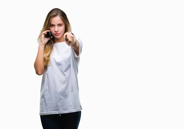 Jovem Mulher Loira Bonita Chamando Usando Smartphone Sobre Fundo Isolado — Fotografia de Stock
