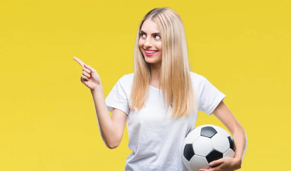 Junge Schöne Blonde Frau Hält Fußball Über Isolierten Hintergrund Sehr — Stockfoto