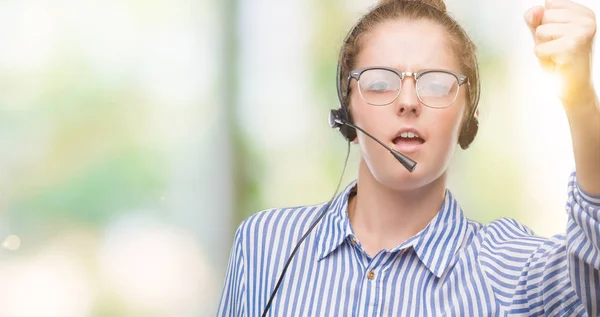 Jonge Blonde Call Center Operator Vrouw Boos Gefrustreerd Schreeuwen Met — Stockfoto