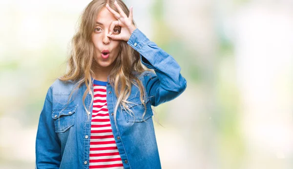 Bella Giovane Donna Bionda Sfondo Isolato Facendo Gesto Scioccato Con — Foto Stock