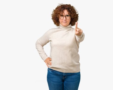 Güzel orta ager kadın kıdemli giyen boğazlı kazak ve gözlük izole üzerinde işaret parmağını kızgın ifade ile arka plan ve