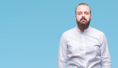 Genç beyaz hipster adam yüzünde ciddi bir ifade ile izole arka plan üzerinde. Basit ve doğal kameraya bakıyor.