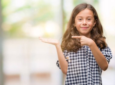 Esmer Latin kız siyah beyaz elbise el ve parmak ile işaret çok mutlu