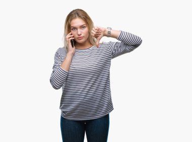 Smartphone ekran kızgın yüzü, eksi işareti aşağı antipati başparmak ile gösterilen, ret kavramı ile izole arka plan üzerinde gösterilen genç kafkas kadın