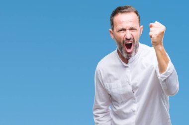 Orta yaş izole arka plan öfkeli ve sinirli sinirli ve öfke ile bağırarak süre öfkeli yumruk yükselterek üzerinde ağarmış komuta sizde. Öfke ve agresif kavramı.