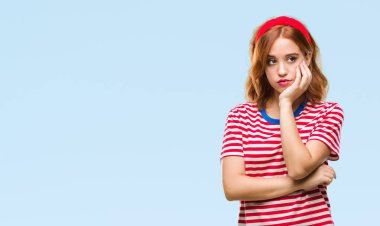 İzole arka plan düşünme seyir üzerinde genç güzel kadın yorgun ve sıkılmış çapraz silah depresyon sorunları ile.