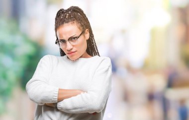 Genç örgülü saç Afro-Amerikan Kız izole arka plan şüpheci ve sinir, onaylamayan ifade yüz çapraz kolları üzerinde gözlük ve kazak giyiyor. Negatif kişi.