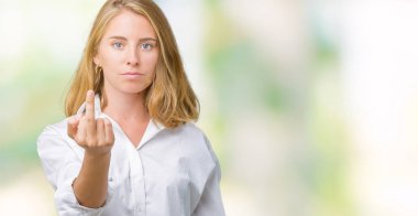 Güzel genç iş kadını izole arka plan gösteren orta parmak, kaba ve kaba siktir git ifade üzerinde