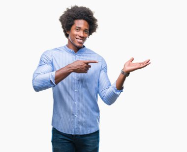 İzole edilmiş arka planda yaşayan Afro-Amerikalı adam kameraya hayret ediyor ve gülümsüyor..