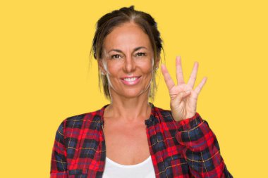 Gösterilen ve parmakları ile işaret izole arka plan üzerinde rahat ceket giyen orta yaş yetişkin kadın kendinden emin ve mutlu gülümseyerek süre dört numara.