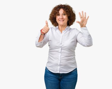 Güzel orta ager üst düzey businees kadın gösterilen ve parmakları ile işaret izole arka plan yüzünden kendinden emin ve mutlu gülümseyerek süre 6 numara.