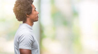 İzole arka tarafına, seyir üzerinde Afro Amerikalı adam sakin ol kendine güvenen gülümseme ile doğal yüz pozuyla profili.