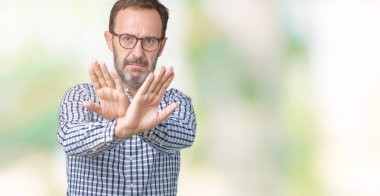 İzole arka plan ret ifade geçiş silah ve avuç içi eksi işareti, kızgın surat yapıyor üzerinde gözlük takan yakışıklı orta yaş zarif komuta sizde