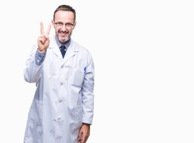 Orta yaş üst düzey ağarmış profesyonel adam gösterilen ve parmakları ile işaret izole arka plan üzerinde beyaz önlük giyen ikincisi ise kendinden emin ve mutlu gülümseyerek.