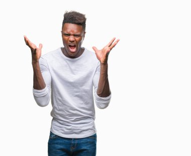 Genç Afro-Amerikan adam kızgın ve silah ile başarı için deli kutluyor izole arka plan üzerinde kaldırdı ve heyecanlı çığlık gözler kapalı. Kazanan kavramı