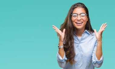 Genç güzel Arap kadın üzerinde gözlük takan deli kutluyor arka plan izole ve silah ile başarı için yükseltilmiş ve açık gözleri heyecanlı çığlık hayrete düşürdü. Kazanan kavramı