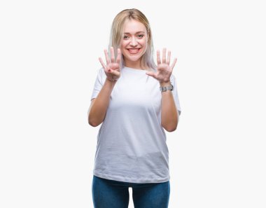 Sarışın genç kadın gösterilen ve parmakları ile işaret izole arka plan üzerinde numara 9 kendinden emin ve mutlu gülümseyerek süre.
