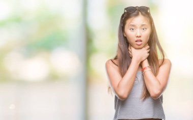 Genç Asyalı kadın giyiyor güneş gözlüğü üzerinde arka plan bağırarak izole ve çünkü boğmak acı kendi ellerimle öldürürüm. Sağlık sorunu. Yaralarından ve intihar kavramı.