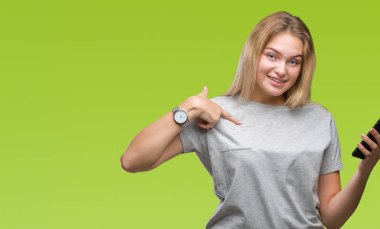 Beyaz kadın sürpriz yüz işaret parmağı kendini izole arka plan üzerinde Smartphone kullanarak ileti gönderme