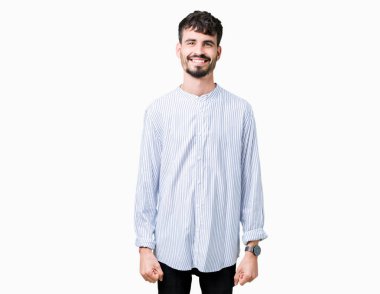 Genç yakışıklı iş adamı yüzünde mutlu ve güzel bir gülümseme ile izole arka plan üzerinde. Şanslı kişi.