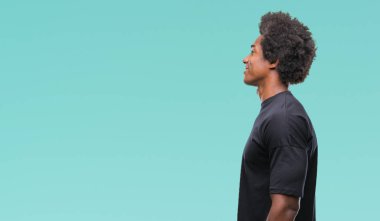 İzole arka tarafına, seyir üzerinde Afro Amerikalı adam sakin ol kendine güvenen gülümseme ile doğal yüz pozuyla profili.