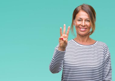 Orta yaş gösterilen ve parmakları ile işaret izole arka plan üzerine İspanyol kadın kıdemli üçüncü ise kendinden emin ve mutlu gülümseyerek.