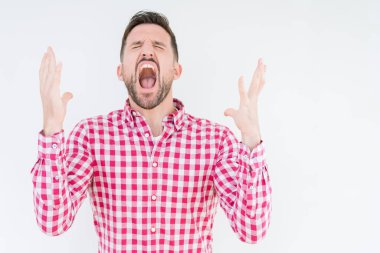 Yakışıklı delikanlı deli ve silah ile başarı için deli kutluyor izole arka plan üzerinde gömlek giymiş kaldırdı ve heyecanlı çığlık gözler kapalı. Kazanan kavramı