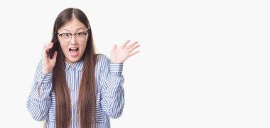 Arka plan büyük gülümseme ile çığlık ve ellerini kaldırdı telefon çok mutlu ve heyecanlı, kazanan ifade kutluyor zafer üzerinde konuşan Genç Çinli kadın izole