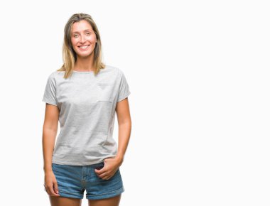 Genç güzel kadın yüzünde mutlu ve güzel bir gülümseme ile izole arka plan yüzünden. Şanslı kişi.