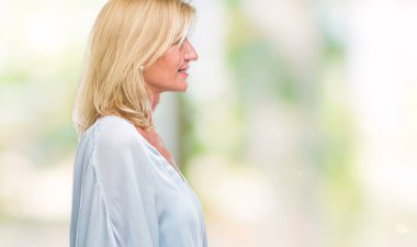 Orta yaş sarışın iş kadını izole arka tarafına, seyir üzerinde dinlenmek doğal yüz emin gülümseme ile pozuyla profili.