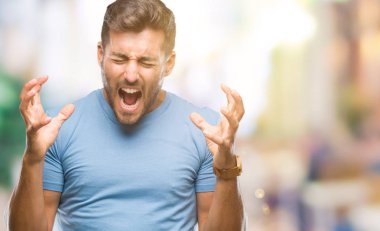 Genç yakışıklı adam kızgın ve silah ile başarı için deli kutluyor izole arka plan üzerinde kaldırdı ve heyecanlı çığlık gözler kapalı. Kazanan kavramı