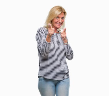 Orta yaş sarışın kadın kamera ile mutlu ve komik yüz için parmakları işaret izole arka plan yüzünden. İyi enerji ve vibes.