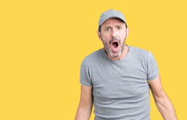 Şüpheci ve alaycı, seyir yakışıklı orta yaş ağarmış komuta sizde Spor şapkası şok karşısında izole arka plan üzerine açık ağız ile şaşırttı
