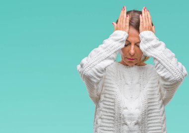 Çünkü çaresiz ve stresli baş ağrısı acı izole arka plan üzerinde kış kazak giyen orta yaş üst düzey İspanyol kadın ağrı ve migren. Ellerini kafasına.