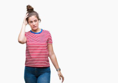 Güzel esmer kıvırcık saçlı Genç kız rahat giyiyor izole arka plan üzerinde bakmak karıştırmayın ve soru hakkında merak ediyorum. Şüphe, kafasına el ile düşünme ile belirsiz. Dalgın kavramı.