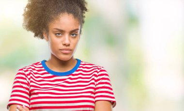 Genç afro Amerikan kadın izole arka plan şüpheci ve çapraz kolları olan yüzündeki gergin, onaylamayan ifade yüzünden. Negatif kişi.