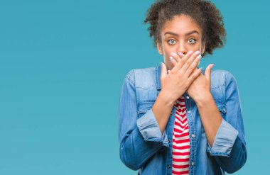 Genç afro Amerikan kadın izole arka plan ağız hata için elleriyle kapsayan şok yüzünden. Gizli kavramı.