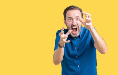 Yakışıklı orta yaş zarif üst düzey adam öfkeyle, sinirli bağırarak izole arka plan üzerinde eller boğazlamak istiyor deli bağırıyor