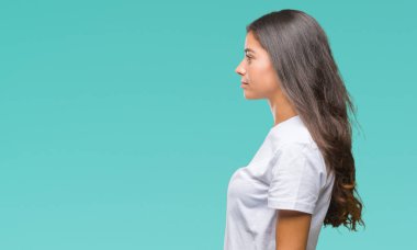 İzole arka tarafına, arayan genç güzel Arap kadın dinlenmek doğal yüz emin gülümseme ile pozuyla profili.