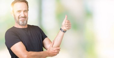 Yanına bir jest yapıyorsun gülümseyen yakışıklı orta yaş ağarmış komuta sizde izole arka plan gurur, seyir üzerinde yaşasın