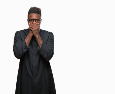 İzole arka plan ağız hata için elleriyle kapsayan şok genç Afro-Amerikan rahip adam. Gizli kavramı.