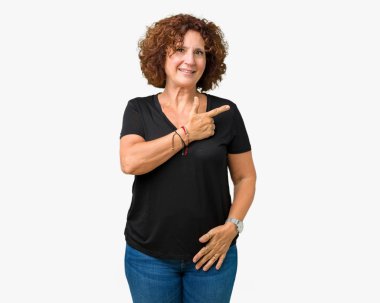 Güzel orta ager izole arka neşeli bir gülümseme ile el ve parmak kadar yan yüzünde mutlu ve doğal ifade ile işaret yüz ile üst düzey kadın