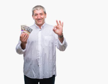 Yakışıklı komuta sizde para parmaklar, mükemmel sembolü ile ok işareti yapıyor izole arka plan üzerinde tutan