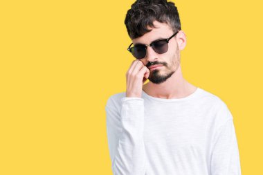 Yakışıklı delikanlı seyir yorgun ve bıkkın ile depresyon sorun Çapraz kollar ile izole arka plan düşünme üzerinde güneş gözlüğü takıyor.