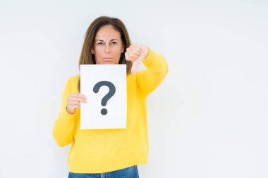 Düşünme ve kızgın yüzü, eksi işareti aşağı antipati başparmak ile gösterilen, ret kavramı ile izole arka plan üzerinde soru işareti simgesi ile kağıt tutan orta yaş kadın