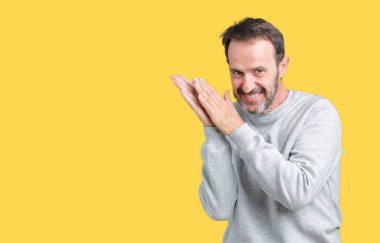 Bir kazak izole üzerinde giyen yakışıklı orta yaş üst düzey adam arka plan Clapping ve mutlu ve neşeli, gururlu gülümseyen birlikte eller alkış