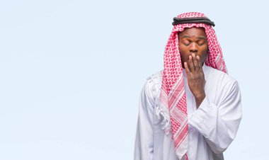 Geleneksel keffiyeh izole arka plan üzerinde giyen genç Arapça Afrika adam el ağzıyla kapsayan yorgun esneme sıkılmış. Restless ve uyku hali.