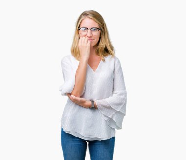 Stresli ve gergin elle çivi ısırma ağzına bakarak izole arka plan üzerinde gözlük güzel ve genç birbayan. Anksiyete sorunu.