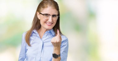 Beckoning gel burada mutlu ve gülümseyerek el davet ile jest arka plan üzerinde gözlük güzel orta yaş olgun iş kadını izole